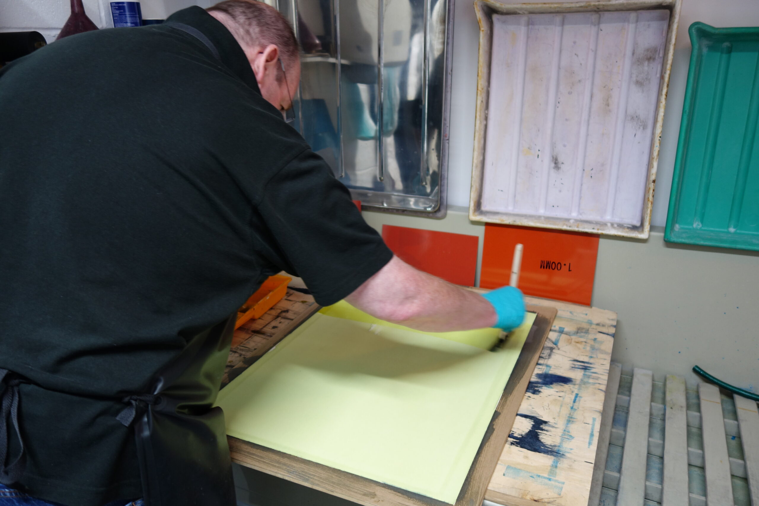 Working with master printmaker Alan Smith at Royal College of Art; © Sarah Gillett